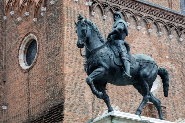 Statue von bartolomeo colleoni — Stockfoto