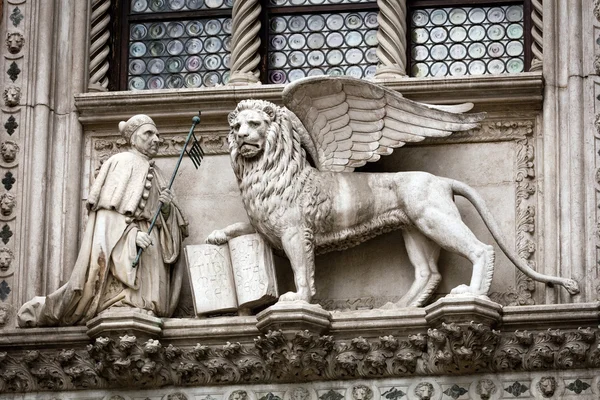 Doge Francesco Foscari  kneeling before the Lion of St. Mark — Stock Photo, Image