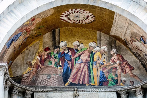 13e-eeuws mozaïek op de gevel van het St. Mark's Basilica — Stockfoto