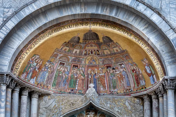 13th-century mosaic on the facade of the St Mark's Basilica — Stock Photo, Image