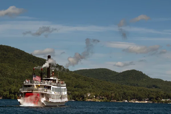 Kreuzfahrtschiff auf dem georgischen see — Stockfoto