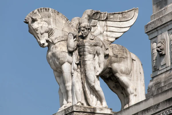 Estátua de um homem segurando um cavalo alado na principal estação ferroviária de Milão — Fotografia de Stock