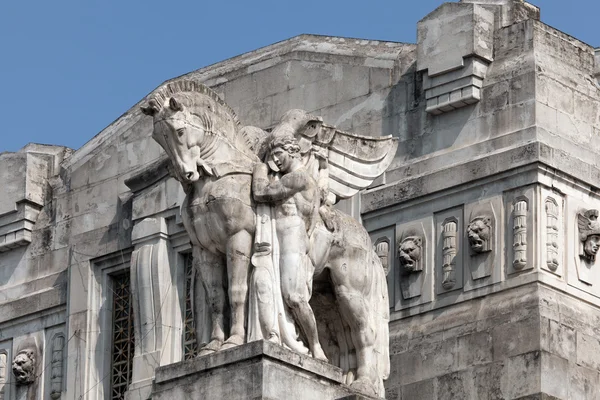 Statue of a man holding a winged horse on the Milan's main railway station — Stock Photo, Image