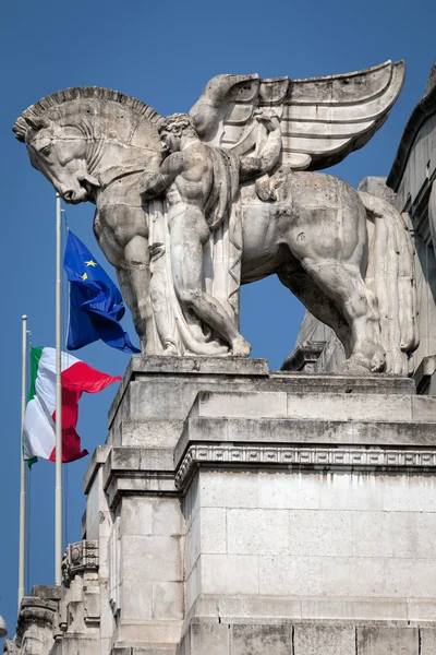 Staty av en man som håller en bevingad häst på den Milanos centralstationen — Stockfoto