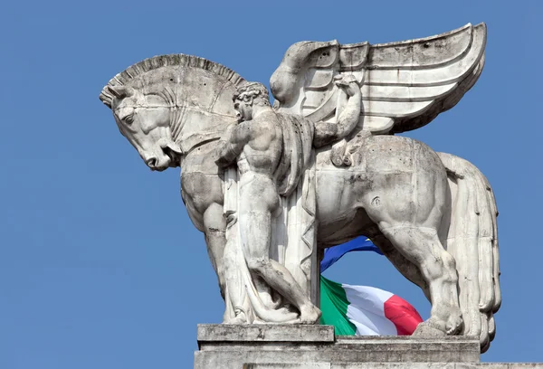 Statua di un uomo che regge un cavallo alato sulla ferrovia principale di Milano — Foto Stock