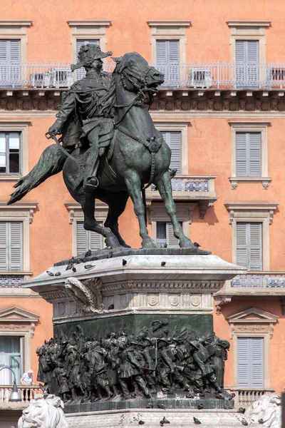 Statyn av Viktor Emmanuel Ii i Milano — Stockfoto