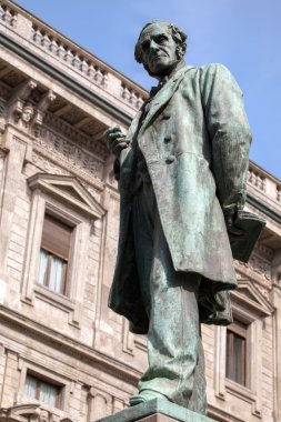 Alessandro Manzoni Milano heykeli