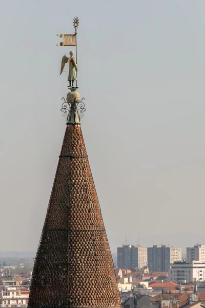Brons bevingade staty innehar en Visconti flagga på toppen av bell towe — Stockfoto