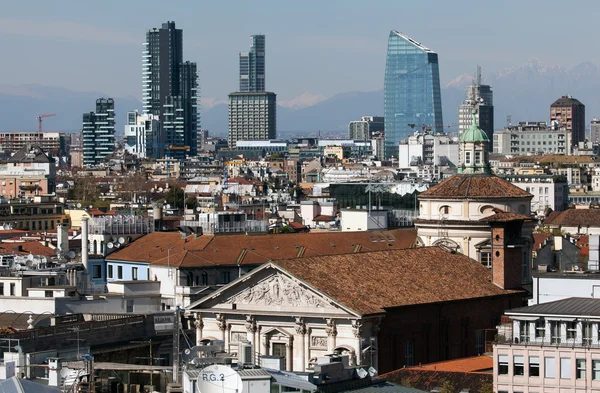 Uitzicht van Milaan vanaf het dak van Milaan kathedraal — Stockfoto