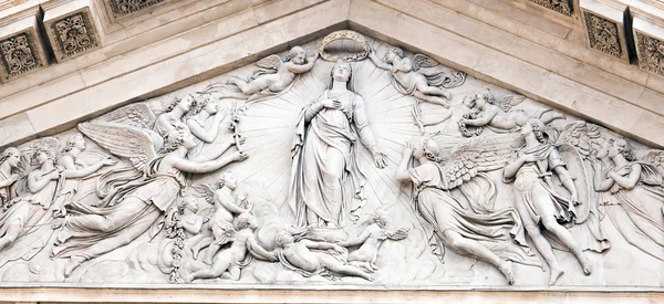 Tympanum en la fachada de San Fedele en Milán, que representa coronat —  Fotos de Stock