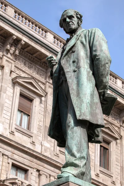 Staty av Alessandro Manzoni i Milano — Stockfoto