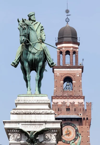 Estatua de Garibaldi en Milán ante Castello Sforzesco —  Fotos de Stock