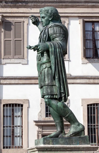 Bronze statue of the Roman Emperor Constantine — Stock Photo, Image