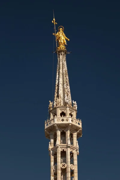 Standbeeld van de Madonna op de top van de kathedraal van Milaan — Stockfoto