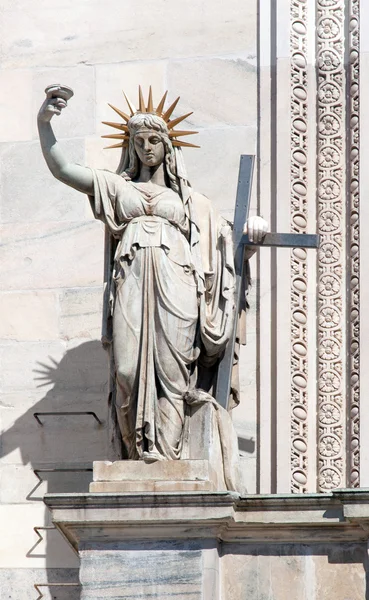 Statue représentant la nouvelle loi sur la façade de la cathédrale de Milan — Photo