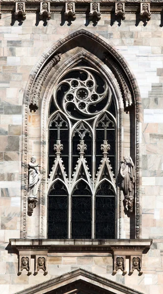 Ventana gótica en la fachada de la Catedral de Milán — Foto de Stock