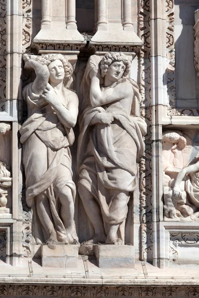 Statyerna dekorera utsidan av den Milanos Duomo — Stockfoto