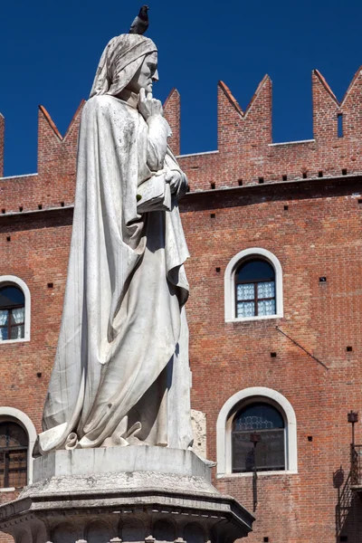 Estatua de Dante Alighieri en Verona — Foto de Stock