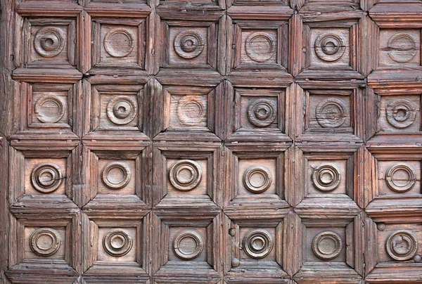 Fragment van de Monza kathedraal houten deur — Stockfoto