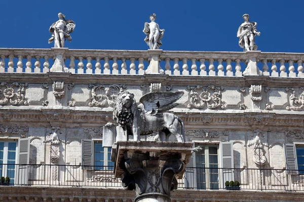 Leão de São Marcos, símbolo da República de Veneza em Verona, Itália — Fotografia de Stock