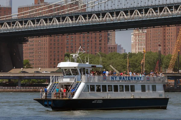 NY Waterway 's East River Ferry — стоковое фото