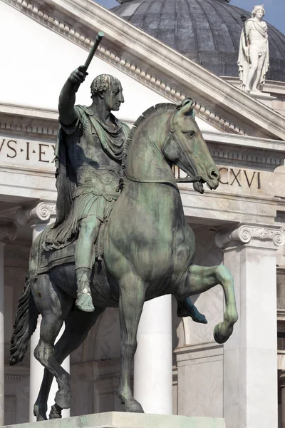 Статуя Карла III Бурбона в Неаполе, Италия — стоковое фото