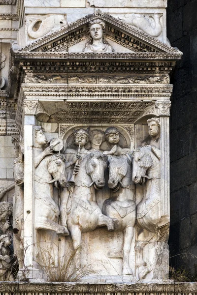 Fragment of Castel Nuovo's triumphal arch — Stock fotografie