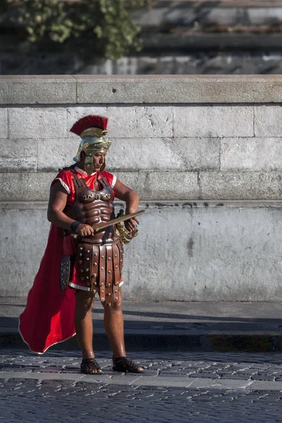 Uomo travestito da legionario romano — Foto Stock