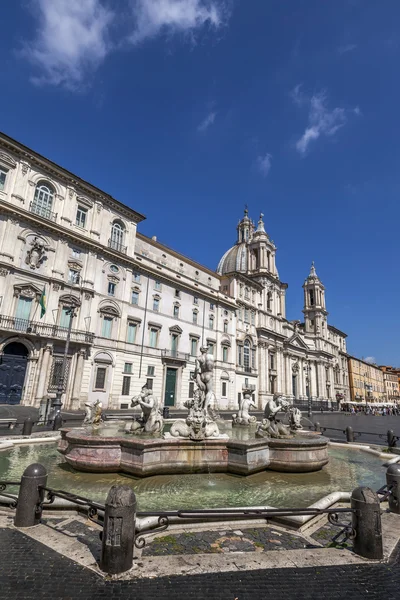 Fontana del Moro e chiesa di Sant'Agnese in Agone — Foto Stock