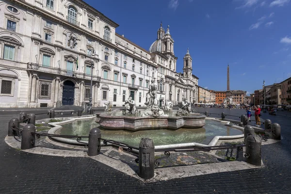 Fontana del Moro and church of Sant'Agnese in Agone — Stok fotoğraf