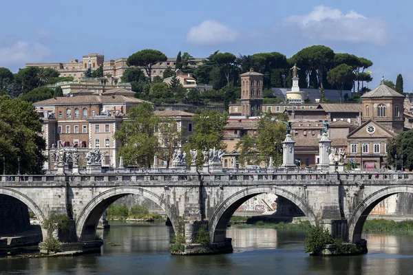 Мост Понте-Сант-Анджело в Риме, Италия — стоковое фото