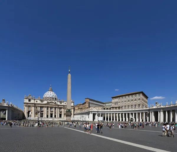 St. Peter's square in de stad van Vatikaan — Stockfoto