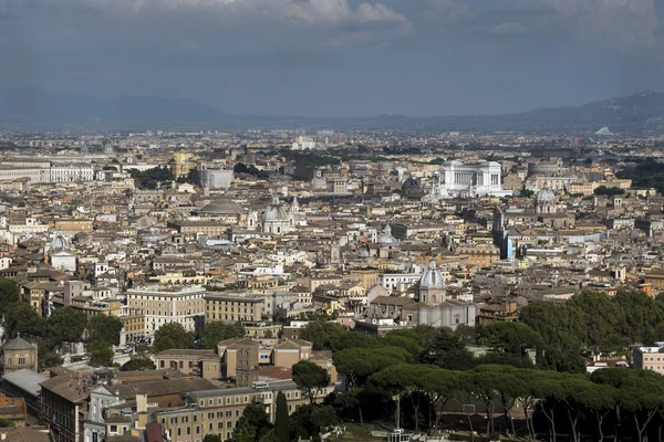 Uitzicht vanaf de koepel van de St. Peter's Basiliek in Vaticaanstad, — Stockfoto