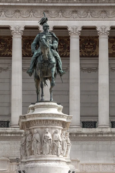 Standbeeld van victor Emanuel ii — Stockfoto