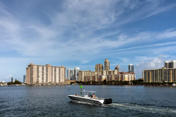 Schnellboot vor der Luxusvilla — Stockfoto