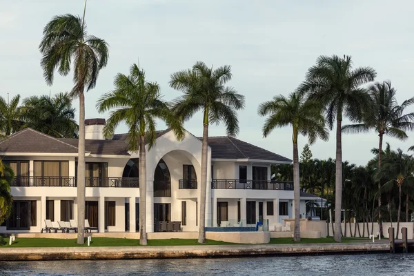 Villas de luxe sur la plage des îles ensoleillées — Photo