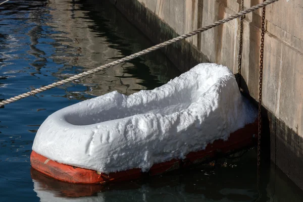 Pequeno barco de isopor coberto de neve — Fotografia de Stock