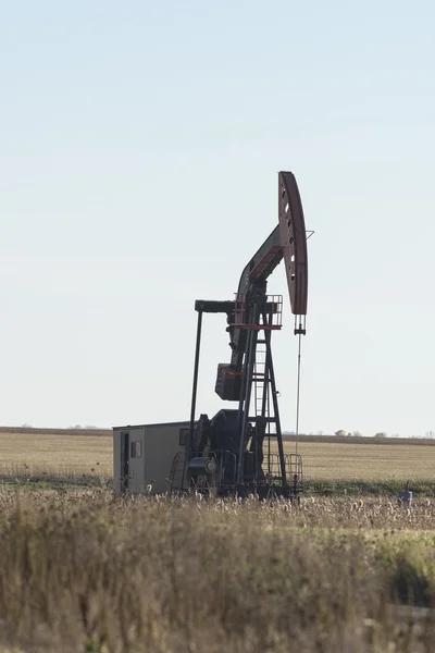 Un pozo de petróleo en funcionamiento en el área de Bakken de Dakota del Norte — Foto de Stock