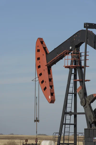 A working oil well in the Bakken area of North Dakota — Stock Photo, Image