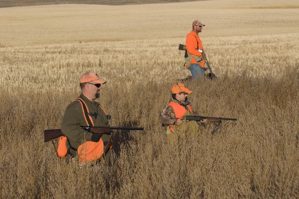 Vater und Sohn auf der Jagd — Stockfoto