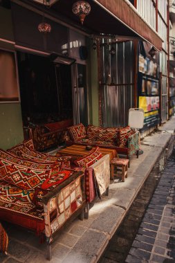 İstanbul, Türkiye 'de açık kafede geleneksel süslemeli kanepeler 