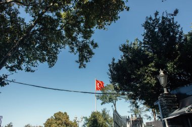 İstanbul kentsel caddesinde arka planda mavi gökyüzü olan Türk bayrağı 
