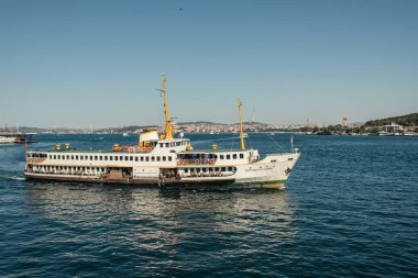 İstanbul, Türkiye 'de arka planda mavi gökyüzü olan bir gemi 