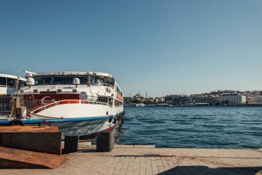 Türkiye 'nin İstanbul kıyısı yakınlarındaki gemide Türk bayrağı 