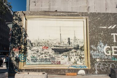 İSTANBUL, TURKEY - 12 Kasım 2020: Kentsel cadde üzerindeki binanın ön cephesine grafiti 