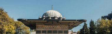İstanbul, Türkiye 'de arka planda mavi gökyüzü bulunan Fatih Camii' nin dışı, afiş 