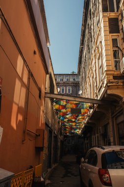 İstanbul, Türkiye 'de kentsel cadde üzerindeki binalar arasındaki şemsiyeler 