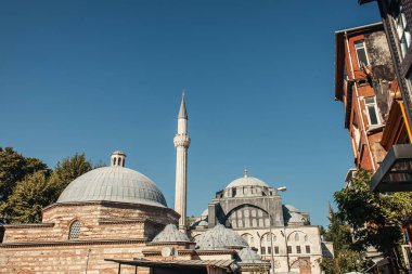 Mihrimah Sultan Camii 'nin mimarisi. Arka planda mavi gökyüzü, İstanbul, Türkiye 