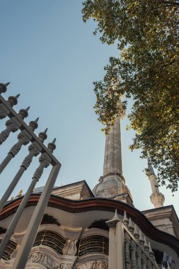 Kapının alçak açısı ve Mihrimah Sultan Camii 'nin arka planda mavi gökyüzü, İstanbul ve Türkiye