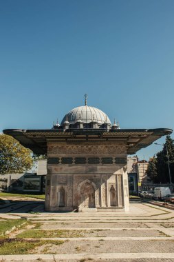 İstanbul, Türkiye 'de karayolu yakınlarındaki ünlü Fatih Camii cephesi 